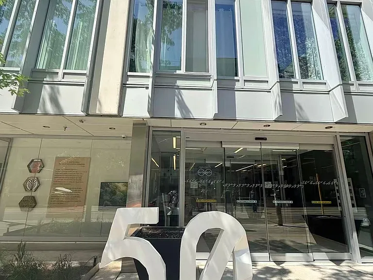 50 McCaul St #905 — Photo 1