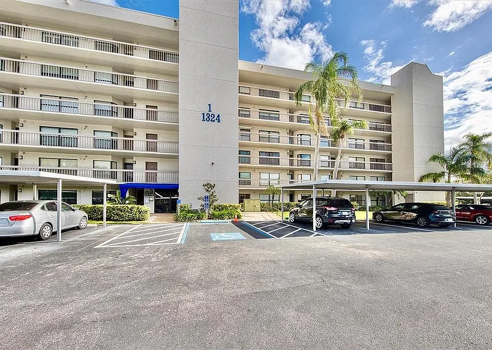 Building Photo - 1332 Pasadena Ave S #607