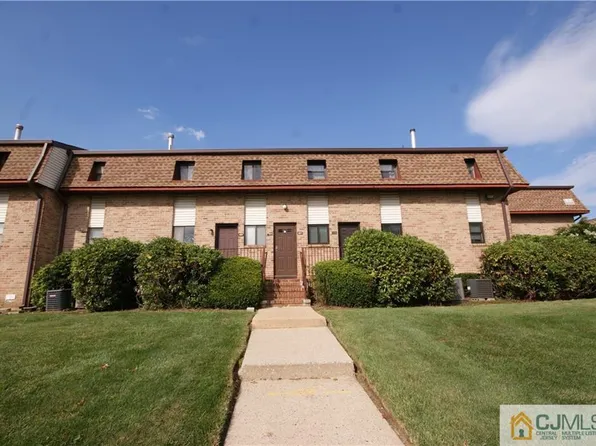 1205 N Oaks Blvd, North Brunswick, NJ 08902