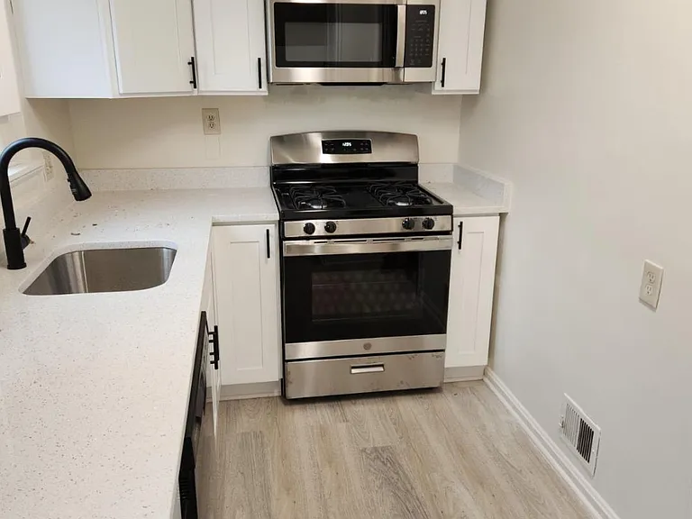 720 N Vermont St #1 — Photo 1