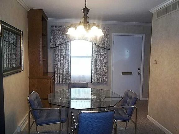 3rd image of 800 Lindsey St