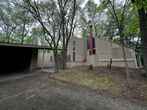 9 Lupine Ln, Dune Acres, IN 46304