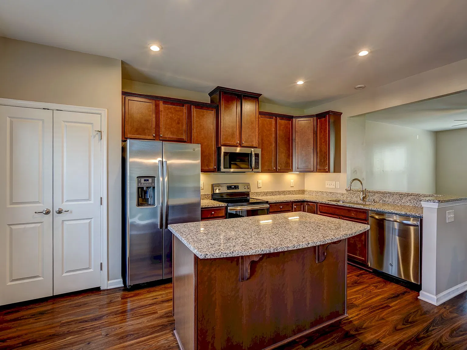 3 bed, 2.5 bath, 1800 sqft, $2,300 — Photo 2