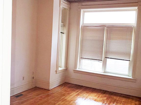 3rd image of 1120 W Newport Ave APT 1F