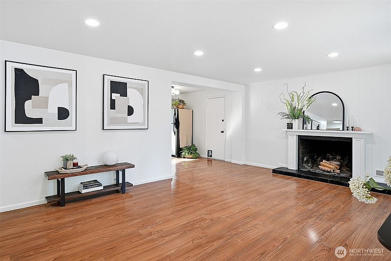 2nd image of 17211 5th Avenue NE