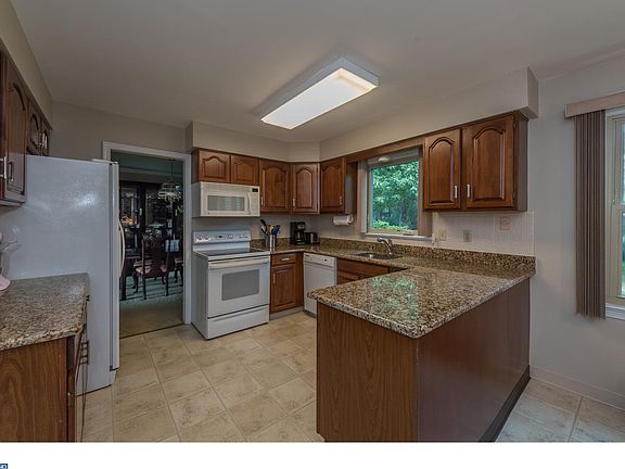 5th image of 12 Pheasant Run Dr