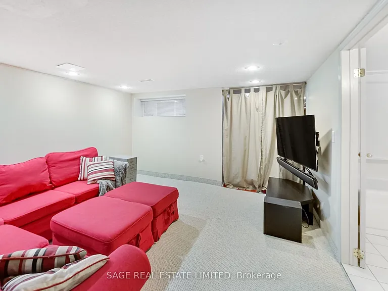108 Beresford Ave — Photo 32