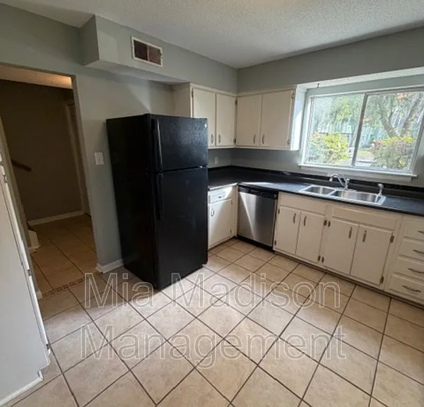 527 Tibet Ave #3 — Photo 7