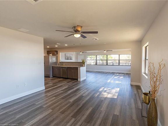 4th image of 23 Miami Dr