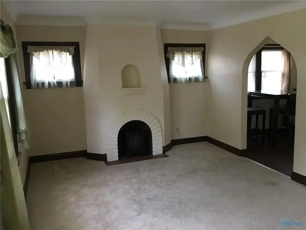 Charming 1-Bedroom with Vintage Appeal near Downtown Toledo 800 sq ft for $675 — Photo 3