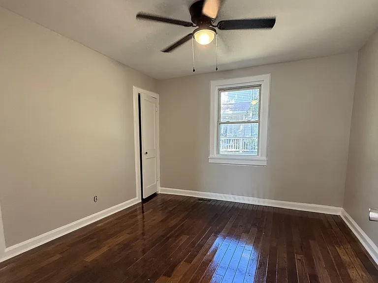 402 W Spring St — Photo 5