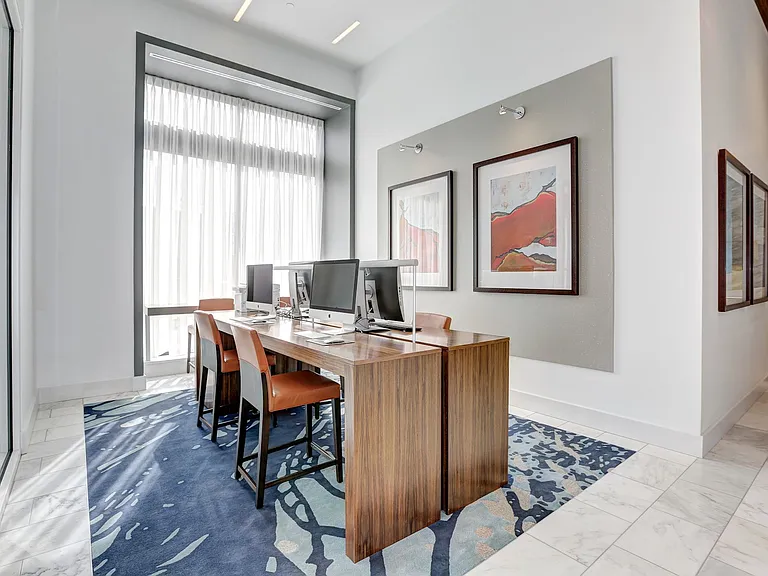 Solaire 7077 Woodmont — Photo 9