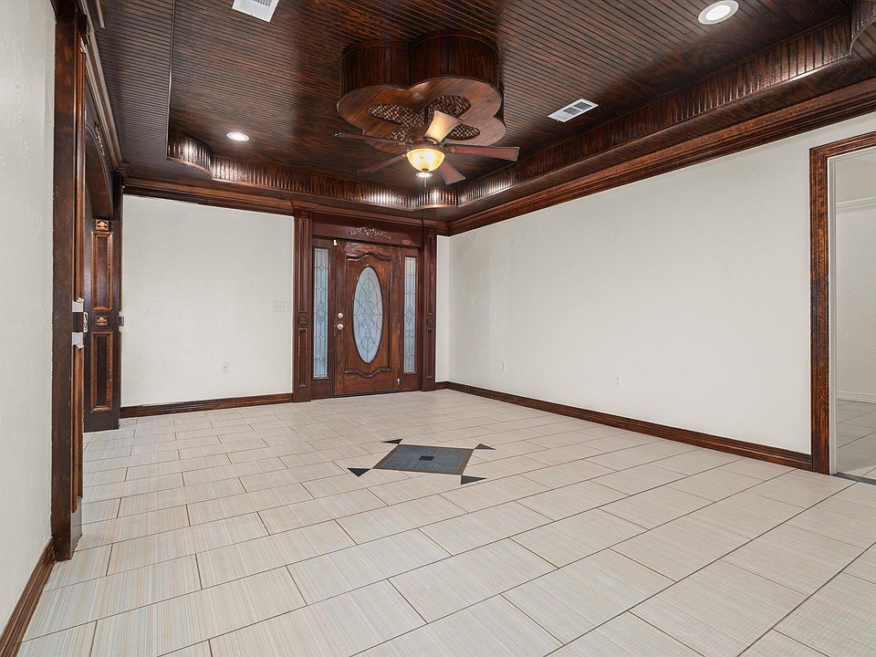 4th image of 104 E Franklin St