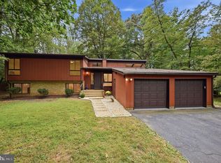 10411 Hunter Ridge Dr, Oakton, VA 22124