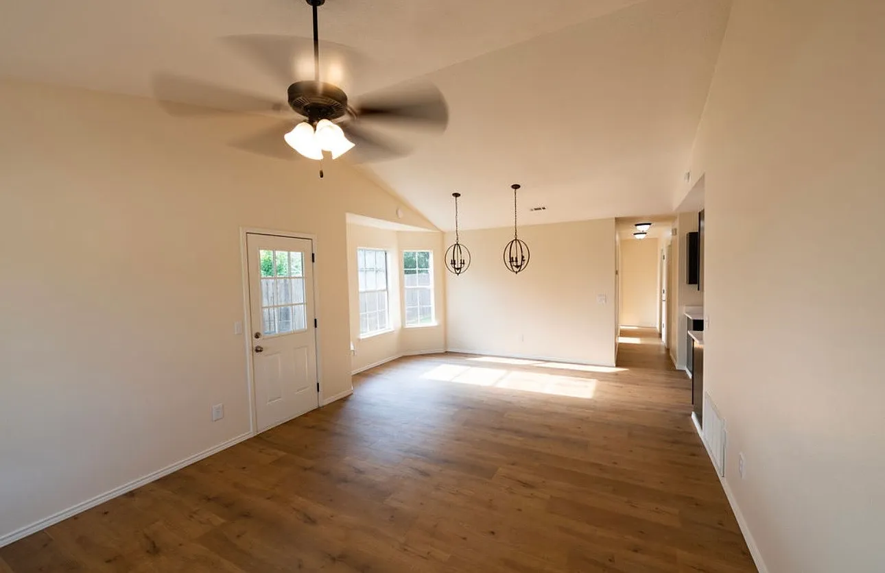 3 bed, 1004 sqft, $1,755 — Photo 2