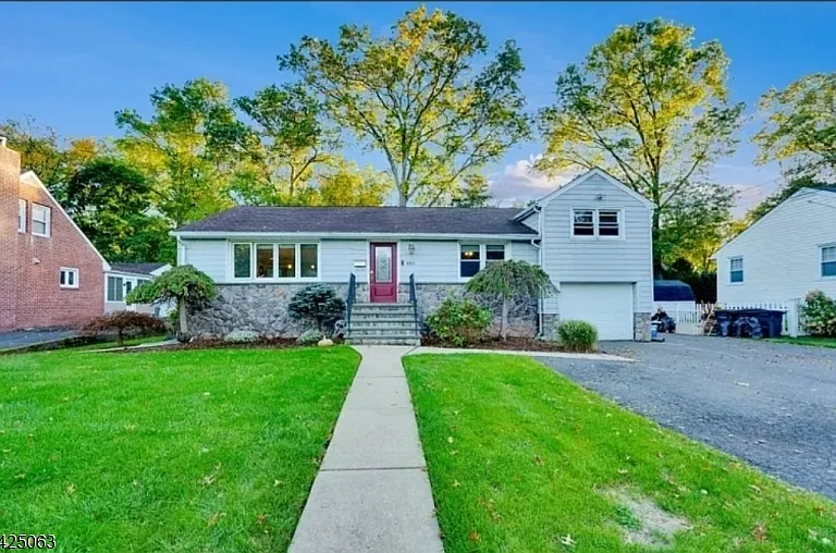 684 Spring Ave — Photo 1