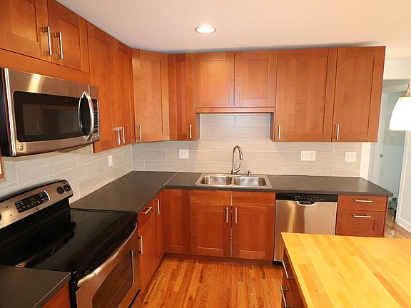5th image of 3115 Royal Windsor Dr