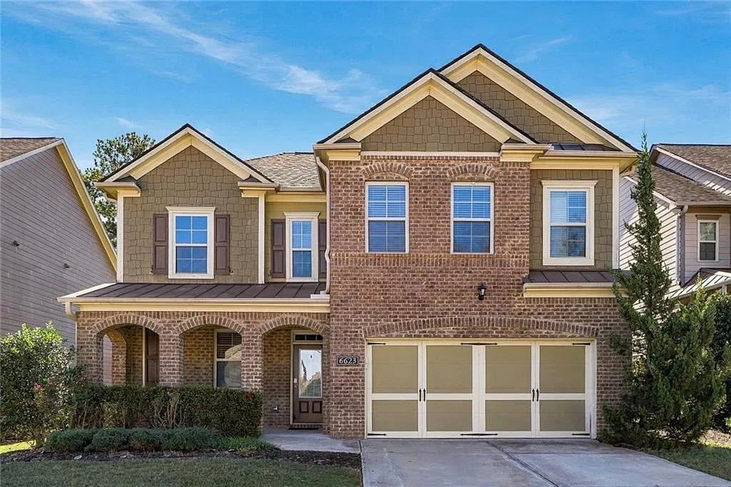 4 bed, 2.5 bath, 2758 sqft, $2,800 — Photo 1