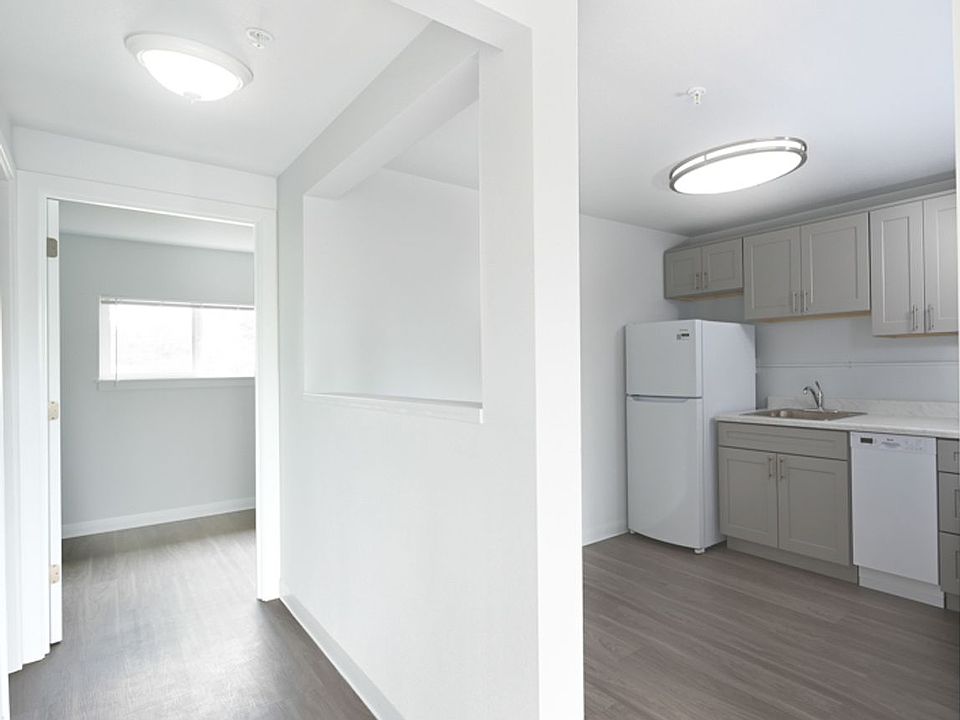 1st image of 12520 SE Stark St APT 18