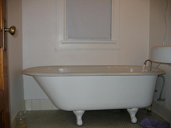 Clawfoot bathtub!