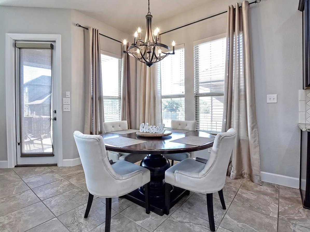 3 bed, 2376 sqft, $2,549 — Photo 4