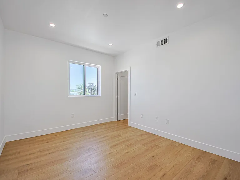 2851 S Victoria Ave — Photo 25
