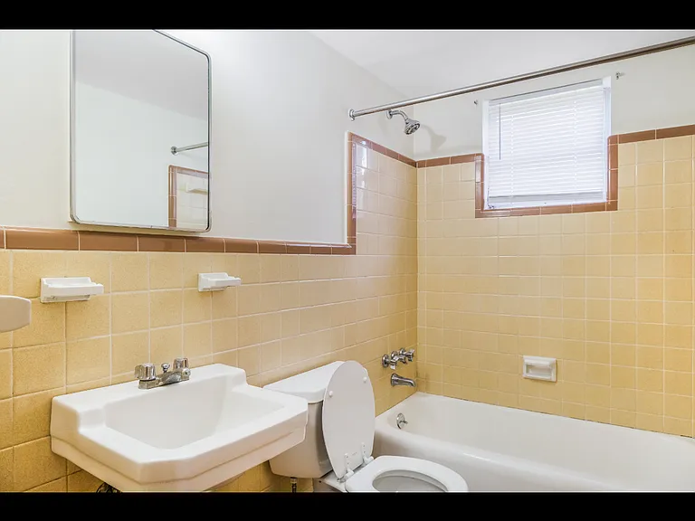 667 Idlewild Cir #404 — Photo 7