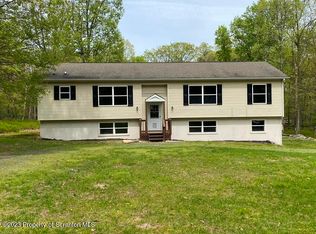 105 Fawn Lake Dr, Hawley, PA 18428