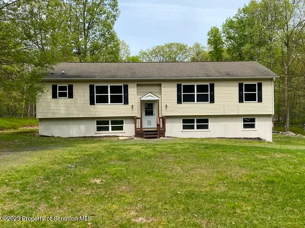 105 Fawn Lake Dr, Hawley, PA 18428