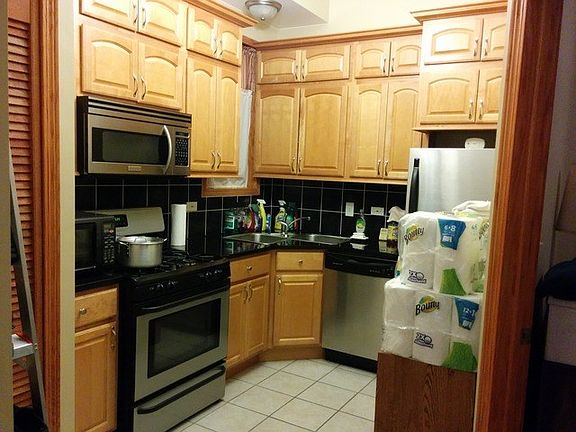 3rd image of 1050 W 32nd St Unit 1A