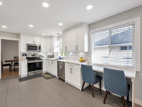 5th image of 3149 Goldfinch St