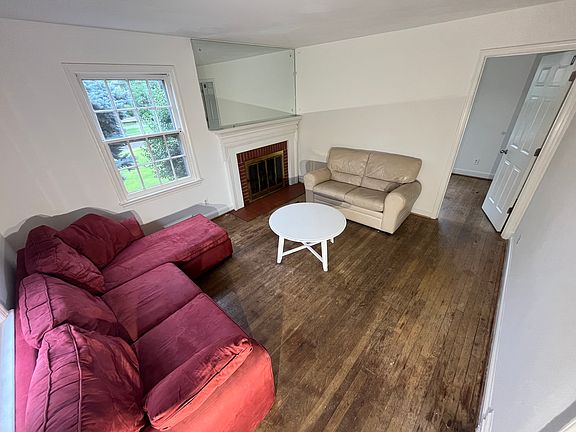 Living room (no furniture provided)