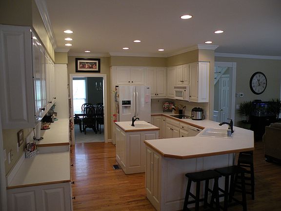 3rd image of 458 E Hampton Ct