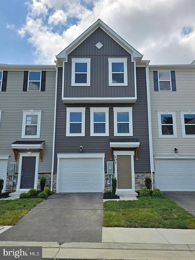 4 bed, 3.5 bath, 2100 sqft, $2,093 — Photo 3