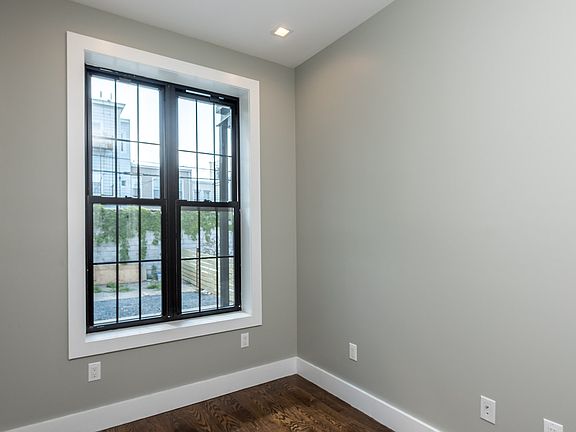 5th image of 303 Kingsland Ave APT 1L