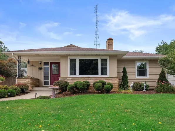 7402 Pershing BOULEVARD, Kenosha, WI 53142