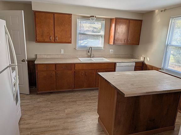 2nd image of 6930 N Pennsylvania Ave