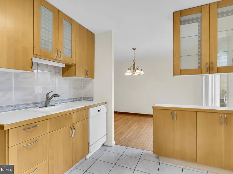 606 Northcliffe Dr — Photo 13