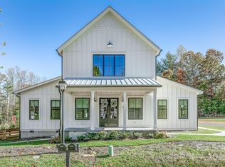 386 Lindsey Farm Dr, Flat Rock, NC 28731