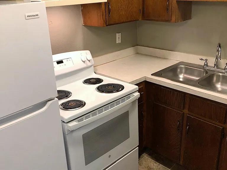 Oven/Range, Fridge provided