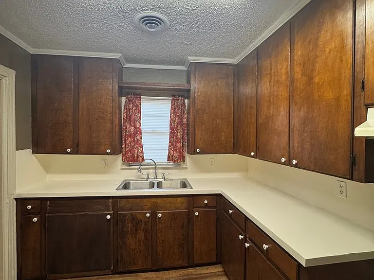 2416 Northside Dr — Photo 6