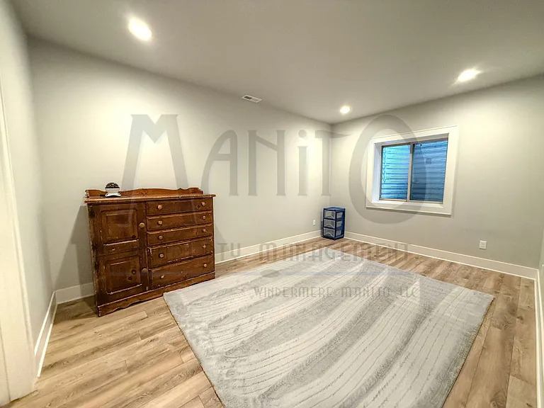 947 E 32nd Ave — Photo 18