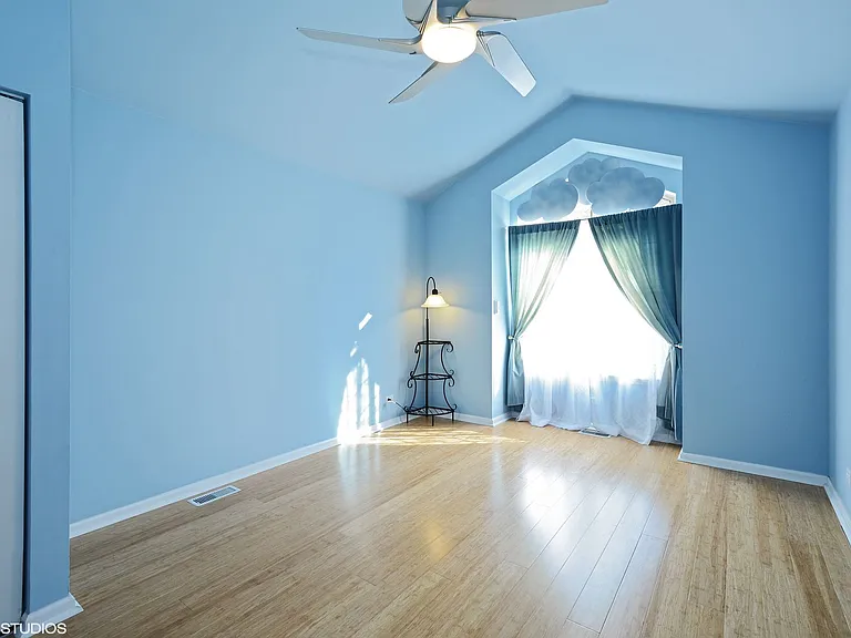 1560 N Saint Marks Pl — Photo 8