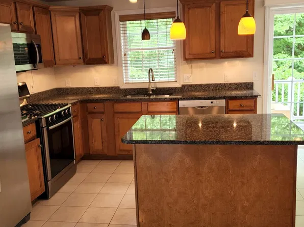 68 Overlook Cir, Hudson, NH 03051