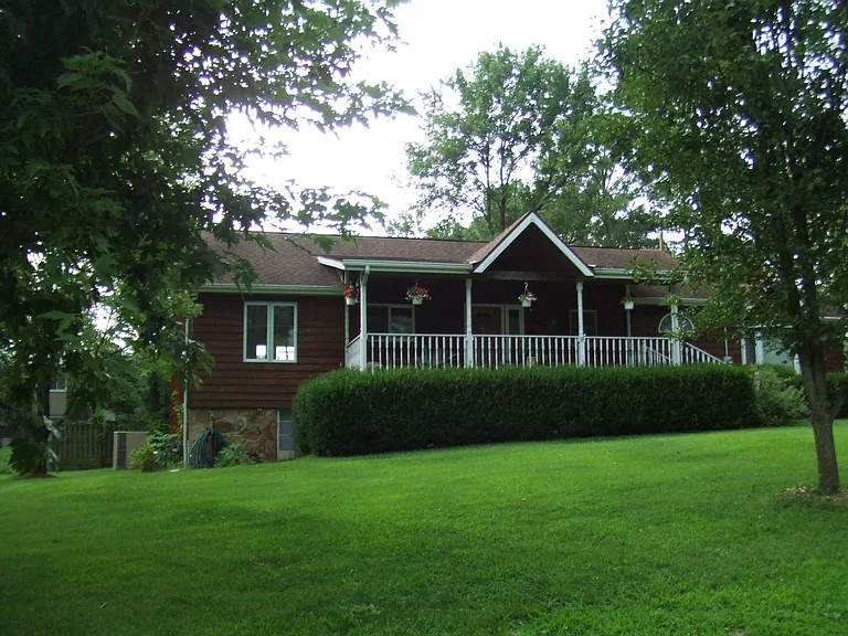 1103 W College St — Photo 1