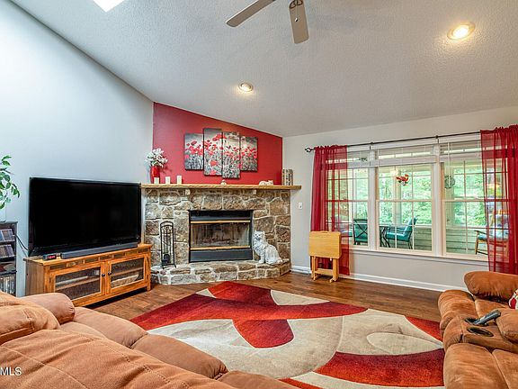 2nd image of 10 Creigmont Ln