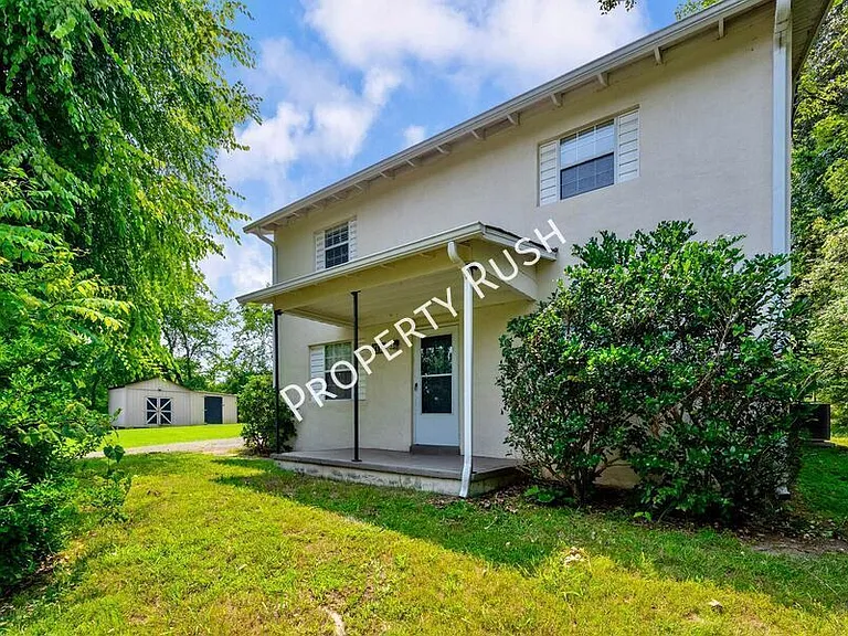 424 Hedgewood Dr — Photo 1