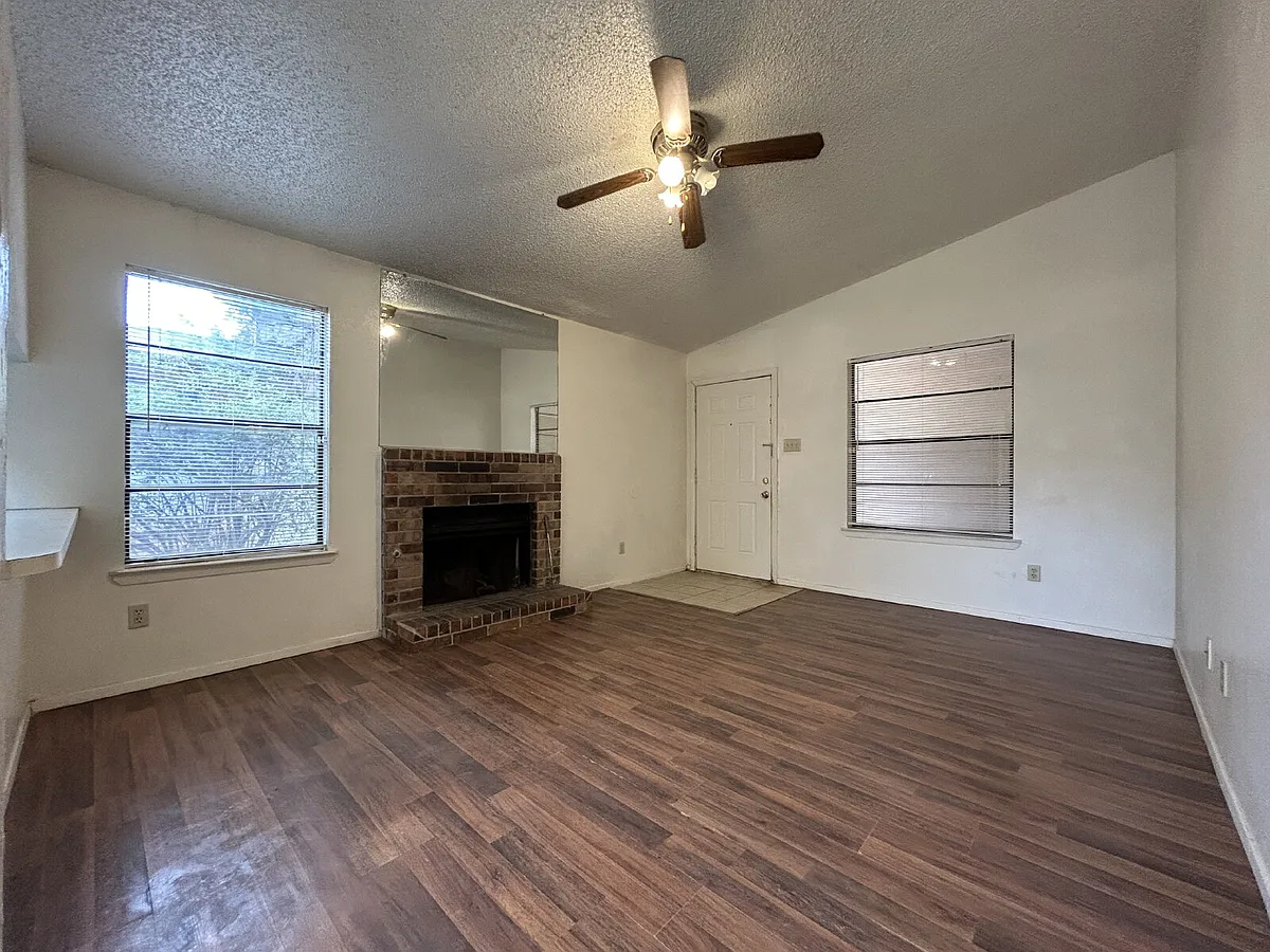 Building Photo - 139 N Troy Ave #B