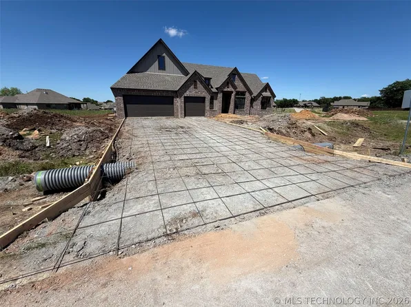 2119 E 45th Pl, Sand Springs, OK 74063