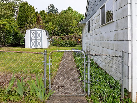 4th image of 900 32nd St